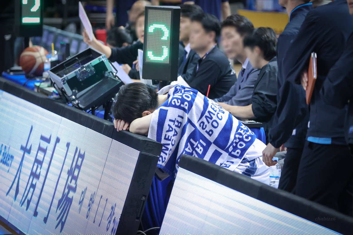 이거 뭐냐면 3쿼땐가.. 살짝 따라잡히고 득점 먹히니까 정현이님이 교체석에서 이러길래 진짜 승부욕 넘치는규나 싶엇고 좀 귀... ◠◠;