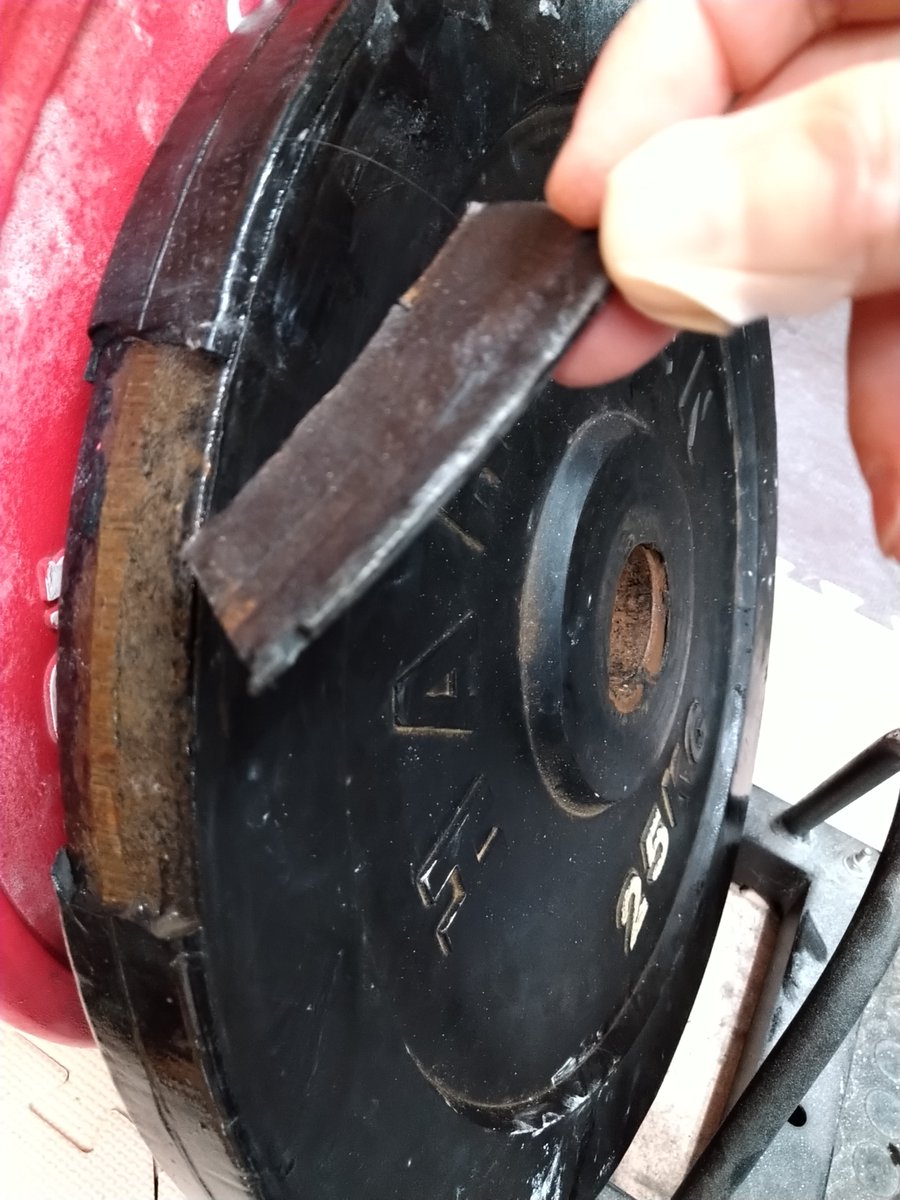 トレーニング室の寒さでプレートのゴムが 凍結と溶解を繰り返してどんどん 劣化していく…😱 