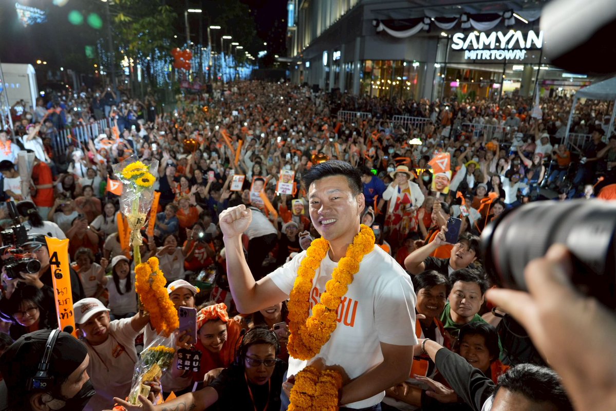 teng_pple's tweet image. ผม ณัฐพงษ์ เรืองปัญญาวุฒิ พร้อมเป็นนายกรัฐมนตรีคนที่ 33 ของคนไทยทุกคน
. 
มาร่วมกันเขียนประวัติศาสตร์หน้าใหม่ไปด้วยกัน เปลี่ยนความภาคภูมิใจร่วมสมัยไปด้วยกัน
.
ถืงเวลาทวงคืนอำนาจประชาชน หลอมรวมประชาชนให้เป็นหนึ่งเดียว
. 
8 ปีที่ผ่านมา อนาคตใหม่ ก้าวไกล จะถูกยุบสักกี่ครั้ง…