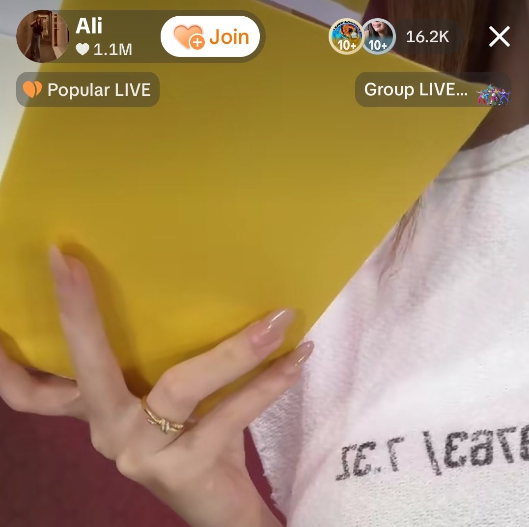 HQueen1234's tweet image. Si Ashley Sofia "Fyang" Smith maganda na sobra pang ganda ng singsing na bigay ni John Mark "JM" Daniel Ibarra😚💍✨💕