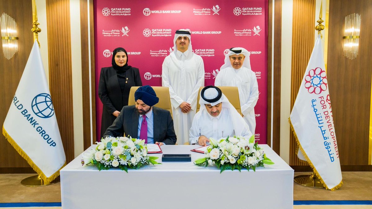 ThanibinHamad's tweet photo. يمثل افتتاح مكتب مجموعة البنك الدولي في مبنى صندوق قطر للتنمية خطوة تعكس متانة الشراكة القائمة بين الجانبين وامتدادها المؤسسي، ومحطة مهمة لتعزيز التنسيق والعمل المشترك.

وسعدتُ بحضور حفل الافتتاح، وحضور توقيع مذكرة تفاهم تعكس الالتزام المشترك بتعزيز أطر التعاون القائمة، والبناء على ما تحقق من إنجازات، بما يسهم في توسيع مجالات العمل المشترك وتعظيم أثره.

ويعزز هذا التطور المؤسسي التكامل في الجهود وتوطيد التنسيق الاستراتيجي، بما يدعم استدامة الشراكة ويعزز فاعليتها على المدى الطويل.

@qatar_fund
@WorldBank