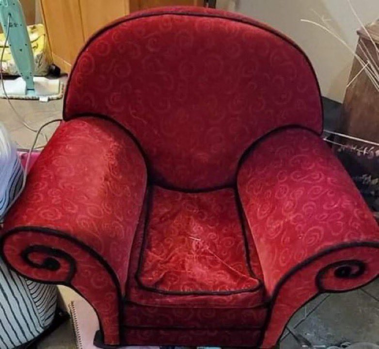 LowkeyEnergy_'s tweet image. Spotted this chair today at Goodwill for 5 bucks. Looks like something right out of The Simpsons 😆