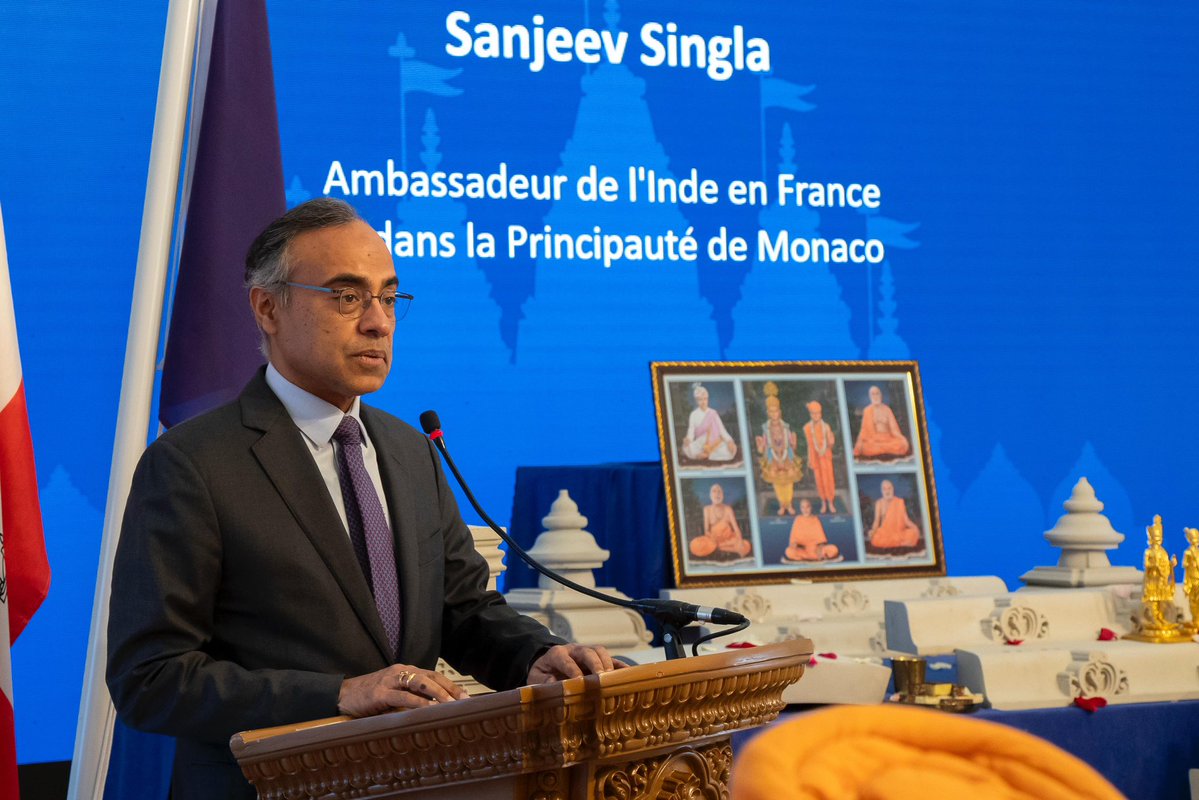 La tradition indienne arrive en France dans un élan de profond respect et de buts partagés.
Le grès sculpté, façonné par des maîtres artisans en Inde, arrive en France pour former le premier temple hindou traditionnel, fruit de la rencontre entre patrimoine, savoir-faire