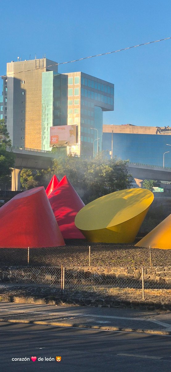 Se esta quemando el pasto en la glorieta  de periférico frente a perisur, periférico sur@TlalpanVecinos <a href="/TlalpanAl/">Alcaldía Tlalpan</a> <a href="/Bomberos_CDMX/">Bomberos Ciudad de México Oficial</a>