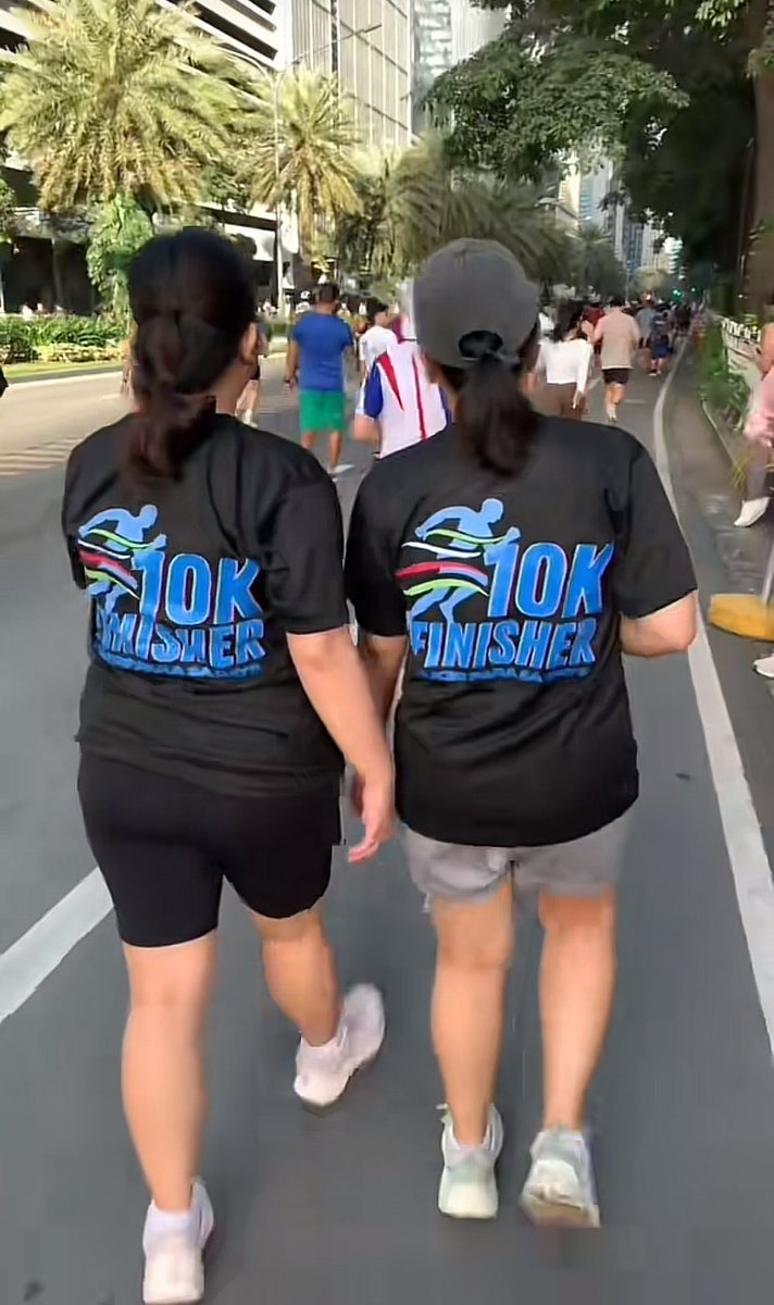 venskzd6's tweet photo. dealing with our DAY6 pcd (day1)

forda walk kami sa ayala kaning umaga kase sabi ng day6 grabe daw energy natin😊 pwes paninindigan ng trentahing tuhod ko yang energy na yan😀 

Thank you @MyDayRunClubPH for the shirt💙 https://t.co/bp6syMyJle