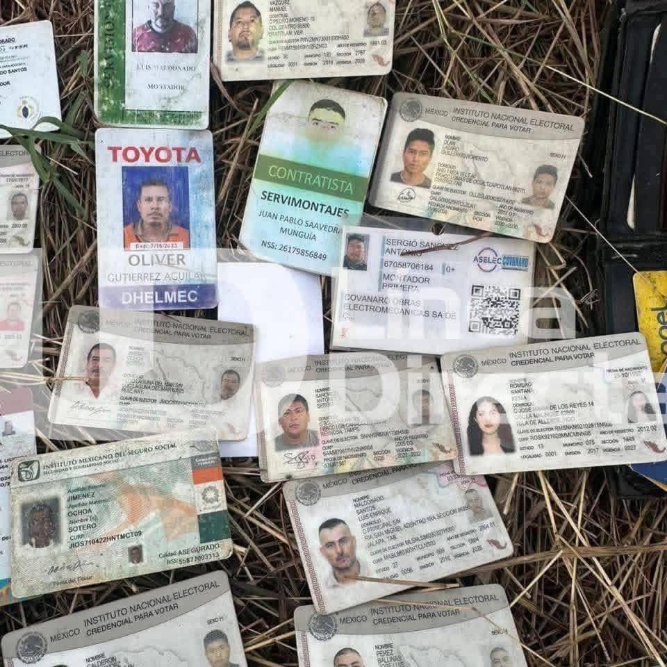 Furia_Tinta's tweet image. 🚨 #ALERTA NACIONAL 🚨 HALLAZGO ESCALOFRIANTE  🚨🚨 Credenciales de personas de NL, Tamaulipas y otros estados aparecen tiradas como basura en la Carretera Federal 😱⚠️

En la salida sur de Mazatlán, Sinaloa, a la altura de Los Gavilanes, fueron encontradas múltiples credenciales…