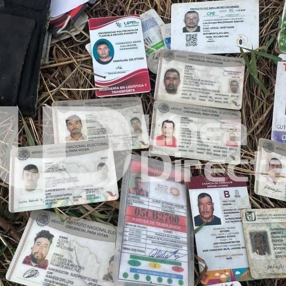 Furia_Tinta's tweet image. 🚨 #ALERTA NACIONAL 🚨 HALLAZGO ESCALOFRIANTE  🚨🚨 Credenciales de personas de NL, Tamaulipas y otros estados aparecen tiradas como basura en la Carretera Federal 😱⚠️

En la salida sur de Mazatlán, Sinaloa, a la altura de Los Gavilanes, fueron encontradas múltiples credenciales…