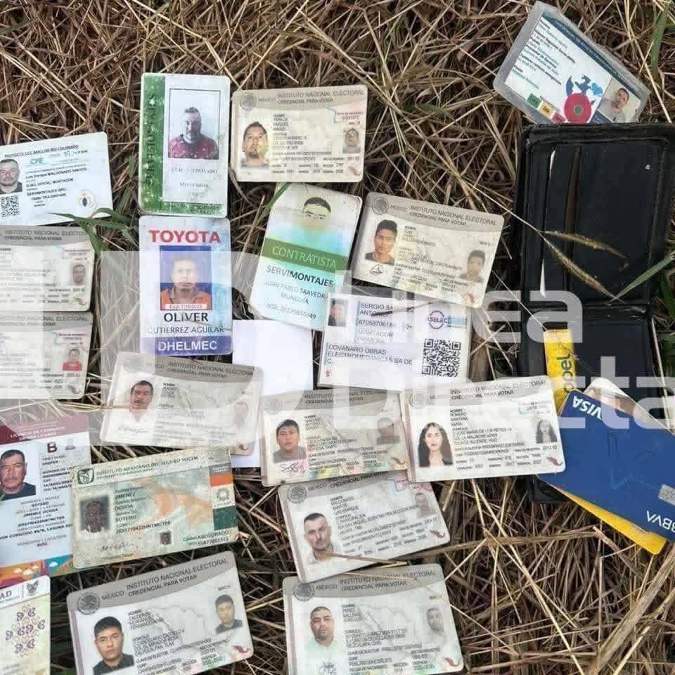 Furia_Tinta's tweet image. 🚨 #ALERTA NACIONAL 🚨 HALLAZGO ESCALOFRIANTE  🚨🚨 Credenciales de personas de NL, Tamaulipas y otros estados aparecen tiradas como basura en la Carretera Federal 😱⚠️

En la salida sur de Mazatlán, Sinaloa, a la altura de Los Gavilanes, fueron encontradas múltiples credenciales…