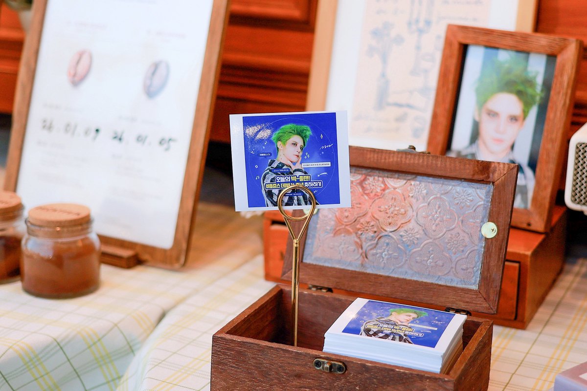 ➖
𝟏𝟔𝒕𝒉 𝐀𝐧𝐧𝐢𝐯𝐞𝐫𝐬𝐚𝐫𝐲 𝐊𝐈𝐌𝐉𝐔𝐍𝐒𝐔

한국 뮤지컬의 날짜 변경선 D-1✨ 16주년을 기념하며, 비틀쥰스의 네더월드에 커피차와 맛있는 축하떡을 준비해드렸어요♡

16년 전의 그 겨울날부터 오늘까지
영원할 우리들의 음악, 김준수 배우님의 뮤지컬 데뷔 16주년을 축하드립니다.ᐟ