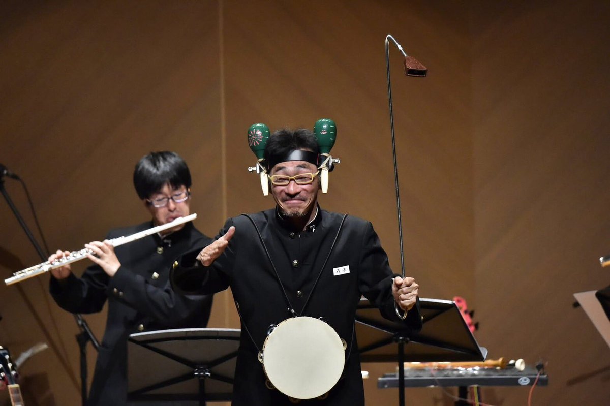 何年か前の演奏風景を送ってくれた人がいるので載せます。
左手に持ってるのは「ケツの穴から手ェ突っ込んで奥歯ガタガタ言わしたろか」のサイズで自作したビブラスラップです。

ちなみに名札を忘れたので紙に書いたのをホッチキスで留めてます（時代…）
