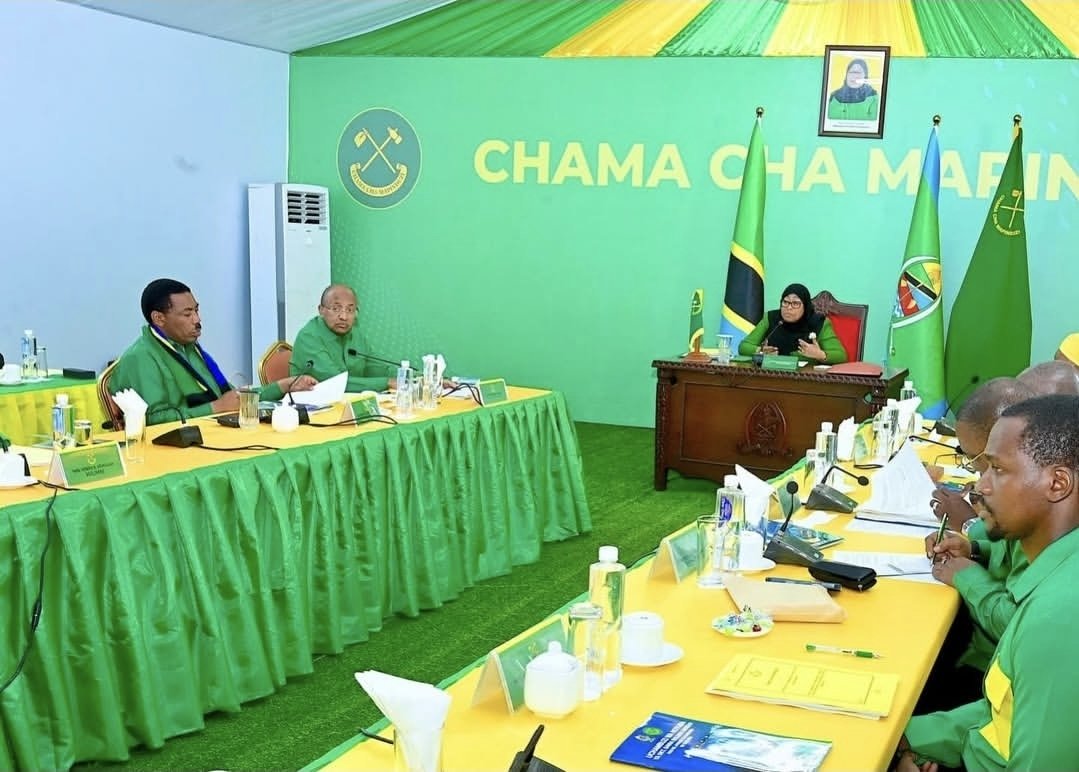 Sisimizi3's tweet image. BREAKING NEWS : Kikao cha Kamati Kuu CCM Kimefanyika leo Zenji, kilikua na agenda 2, Mwenendo wa Rais Samia na Mwinyi, na kujadili Mgombea Ubunge Peramiho.

1 - Wamempongeza SSH na Mwinyi kwa kuwatumikia wananchi.

2 - Jina la GETRUDE HAULE limepitishwa kugombea Ubunge Peramiho.