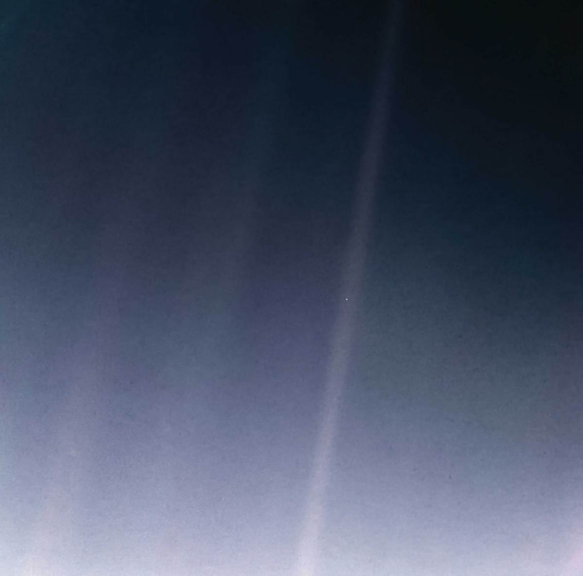NASA का अंतरिक्ष यान Voyager 1 निर्बाध रूप से अंतरिक्ष में अपनी यात्रा जारी रखते हुए लगभग 1 प्रकाश वर्ष की दूरी तय कर चुका है।

पूरी मानवता के लिए यह एक बड़ी उपलब्धि है। आज तक Voyager 1 से ज्यादा दूर कोई भी मानव-निर्मित वस्तु नहीं पहुँची है।

लेकिन यह पोस्ट Voyager 1 द्वारा ली गई