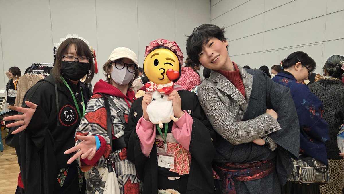 #きものみーちゅー2 
改めてお疲れさまでした〜〜
いきつけマルシェさんはド級寝坊かまして行けなかったアホです
古銭ガチャ運が可哀想で定評ありますが楽しいからええんや…！
みなさまかわいすぎて幸せでした
結城さん群青さんとお写真も撮れた
幸せ😇
<a href="/yuukikanon42/">結城花音【結城堂】</a> 
<a href="/aoshi1230/">群青1/25上野@いきつけmarché🎨👘</a> 
<a href="/IFb4gIR1i2ILcn2/">信州のイワ</a>