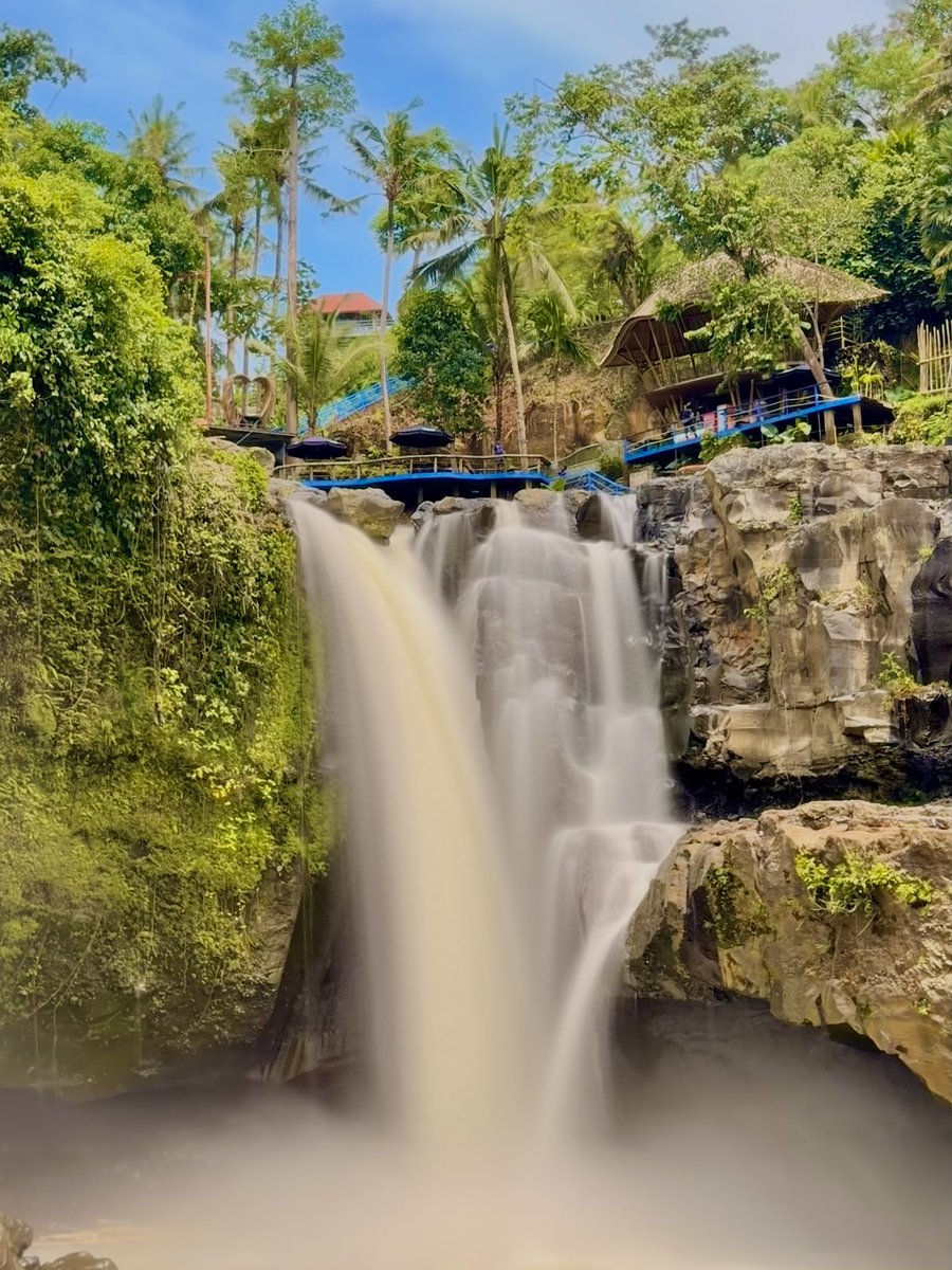 Wandering through the Sidemen Valley, where life feels like poetry in slow motion. 

📸☀️

Your daily dose of sun and green.