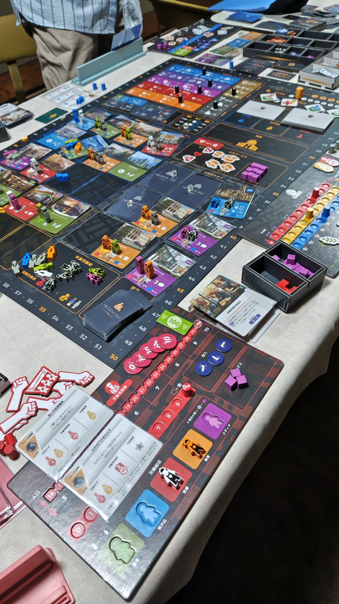 bastet39p's tweet photo. 今日室蘭にて重ゲー会に参加しました。
2週間ぶりのヘゲモニーで、前回から大幅ジャンプアップの労働者。
結果は１位/124点。前回が81点だったからこそラウンドの初めに物品の購入をしっかりし繁栄点を意識したら満足の結果に。 https://t.co/j9UGJklqUs
