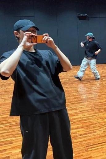 rockstarstae's tweet image. taehyung iphone 17 pro max silver
namjoon iphone 17 pro max orange
jungkook iphone 17 pro max deep blue