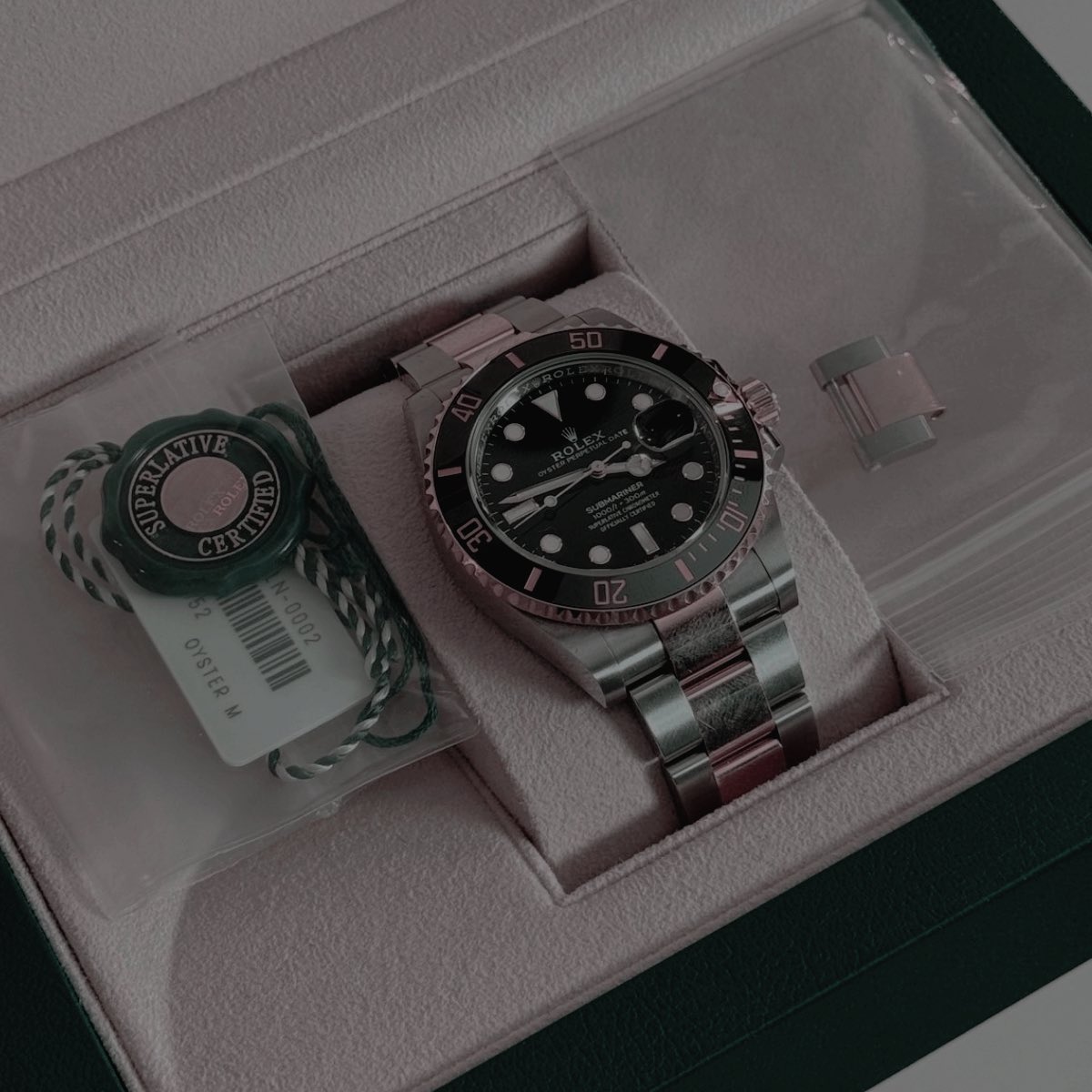 ⋆⋅⋅⋅⊱∘─
            ┊ package.
                          ─∘⊰⋅⋅⋅⋆
ㅤ
to : <a href="/ringadusk/">𝘼𝙇𝙀𝙓𝙀𝙄.</a> 
ㅤ
 ‍ ‍ ‍ ‍ ‍ ‍ ‍merry christmas &amp; happy new year, my alexei—!✨
while i really love your gifts, don’t you know the only way to keep me warm is a sweet kiss!
loveyou♡

—vya♡