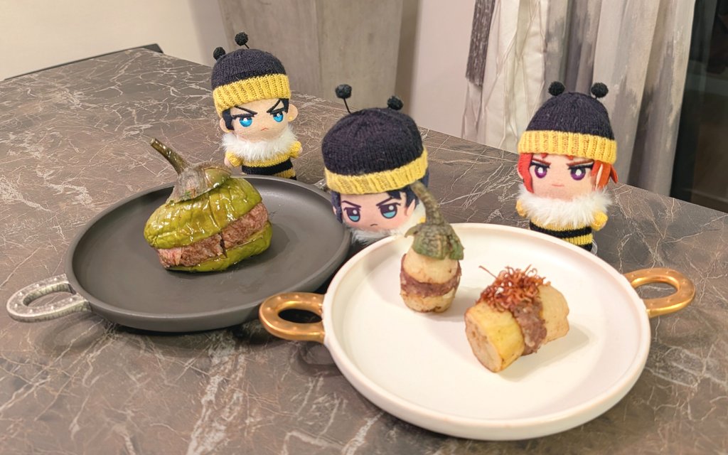 koputa222's tweet image. ビアンカちゃんと青ナスちゃんはパテを挟んで、まるっとした形をそのままいかした茄子バーガーになりました

ちみタロが、
“なんでこいつ俺たちのあいだにしゃしゃってくるんだぜ…？”
と言いたそうな目でベビたろを見ている