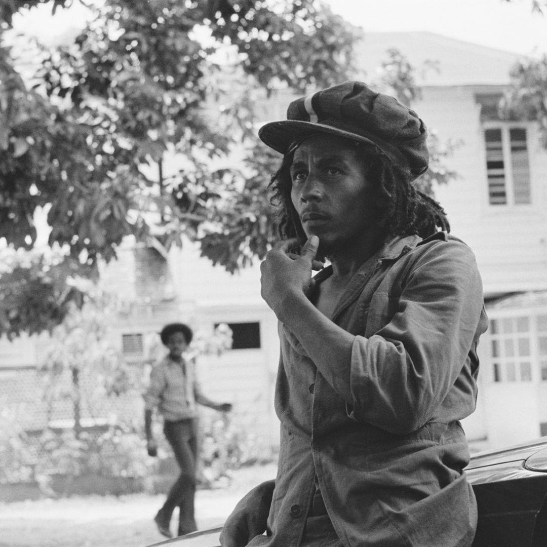 "Woman hold her head and cry, as her son had been shot down in the street and died, just because of the system (...)". Artwork cover &amp; photo originale © Neville Garrick #JohnnyWas #BobMarley #Minneapolis