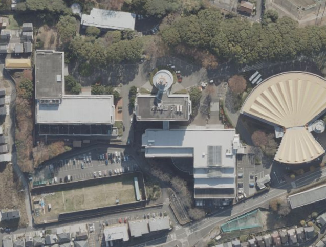 Naga_Kyoto's tweet photo. 地理院の空中写真と作品を見比べてみる。空中写真は、航空カメラで数百から数千メートルの高さから撮った写真を正射変換したオルソ画像。一方、この作品はより地面に近い塔の高さからスキャンするという視点。結果として、正射画像なのに「奥行き」があるという不思議な質感が生まれている。 https://t.co/ZEyO0KQvwK