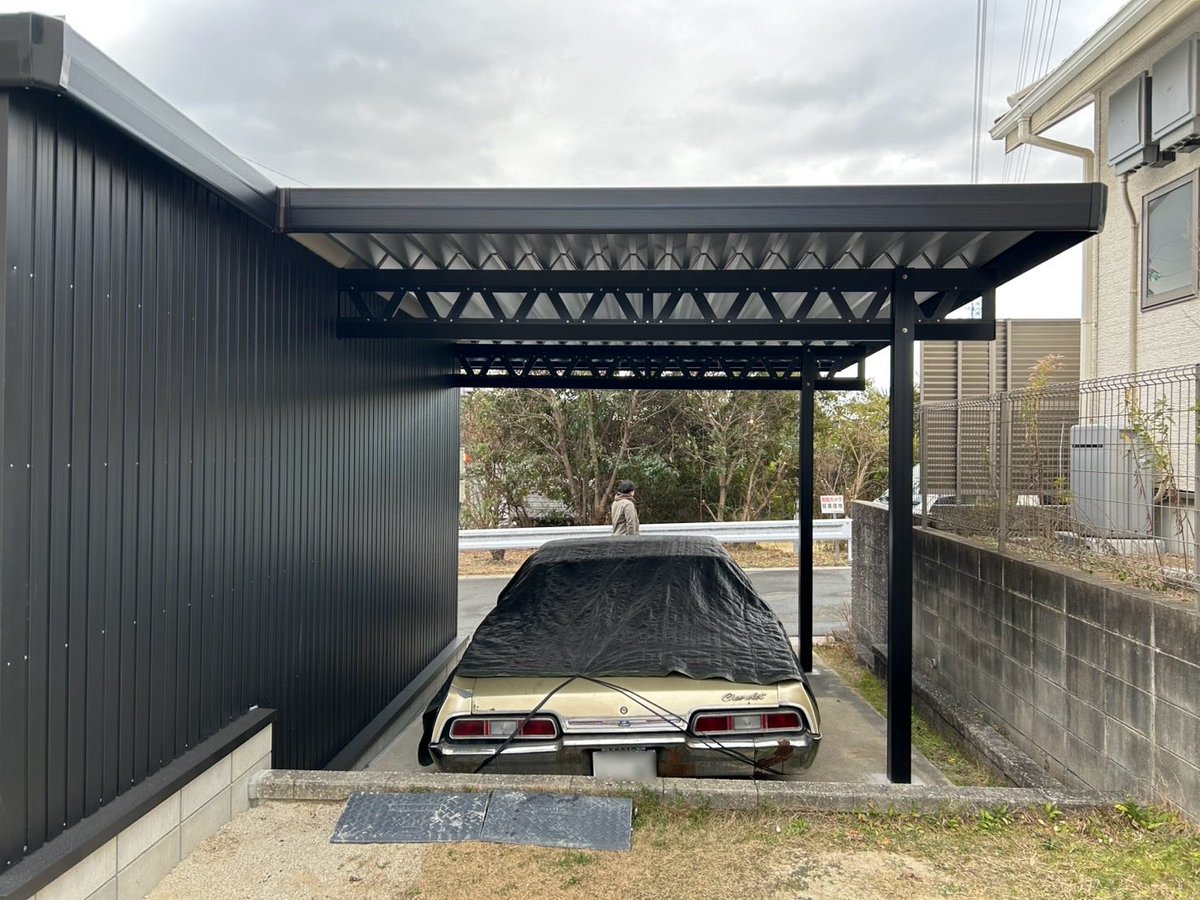 chubujuki's tweet photo. 大人の秘密基地施工中です✨
車庫一体型カーポート。

シャッターを開ければ、
そこは“自分だけの領域”。

人目を気にせず、
好きなモノと、好きな時間を。

量産じゃ作れないこの空間は
オーダーメイドだから完成する。

愛知県東浦

#中部住器 #車庫 #ガレージ https://t.co/fWWFbayBhD