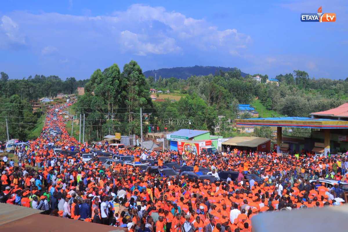EtayaTvKisii's tweet image. Ogembo Town brought to a standstill as ODM leaders led by PL Oburu Odinga, ODM DPL Simba Arati among other leaders paint the town Orange.