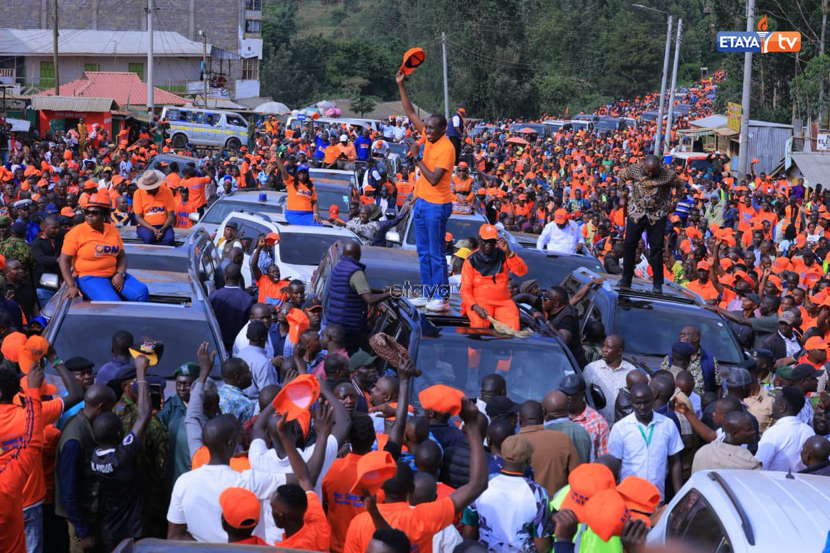 EtayaTvKisii's tweet image. Ogembo Town brought to a standstill as ODM leaders led by PL Oburu Odinga, ODM DPL Simba Arati among other leaders paint the town Orange.
