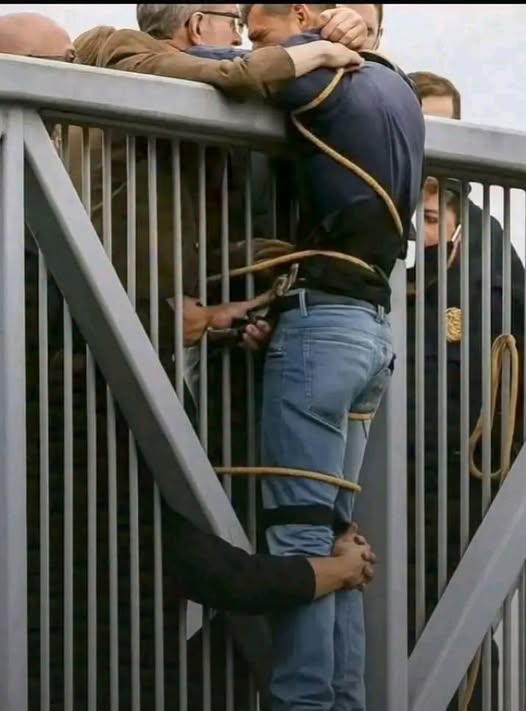 "W Londynie młody mężczyzna wspiął się na most i przekroczył balustradę – zdesperowany, pogrążony w myślach, których nikt wokół nie mógł dostrzec. Doszedł do punktu, w którym naprawdę wierzył, że nie ma wyjścia. A potem stało się coś, czego najwyraźniej się nie spodziewał: obcy