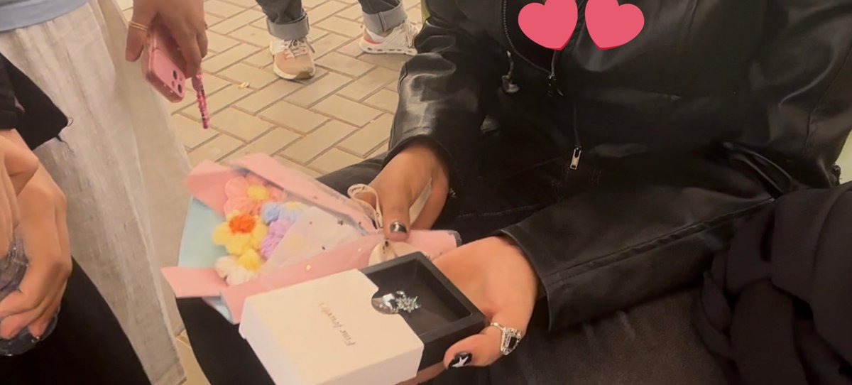 ashelllye's tweet image. بكيييت احتفلوا بميلادي بالهجري رغم مر وقت طوييللل عليييه 
Im super lucky to have themmm:(((((