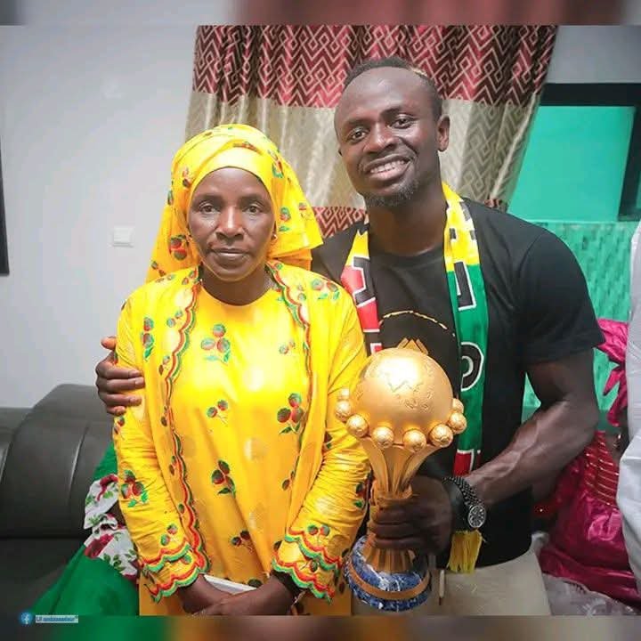 Sadio Mané en toute complicité avec sa mère 😍