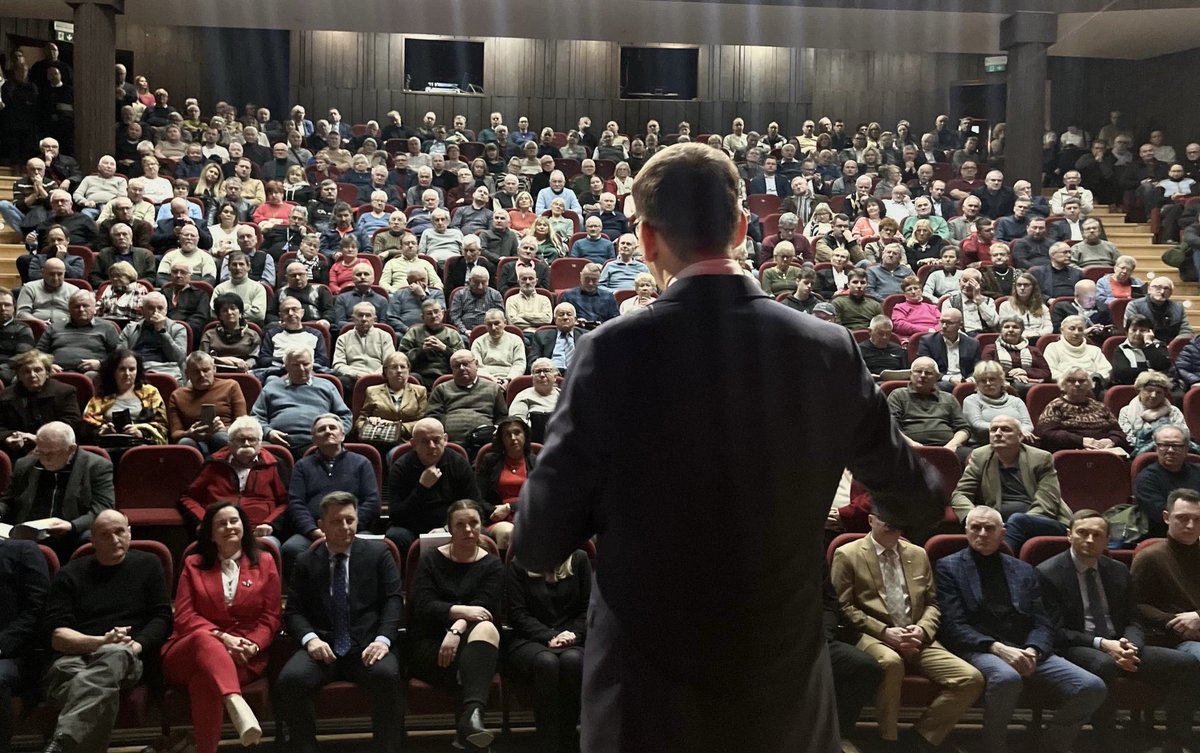 Rozpoczęliśmy spotkanie w Nysie z premierem ⁦<a href="/MorawieckiM/">Mateusz Morawiecki</a>⁩ Razem z pełną salą i posłami ⁦<a href="/KamilBortniczuk/">Kamil Bortniczuk</a>⁩ ⁦<a href="/Czochara_posel/">Katarzyna Czochara</a>⁩ ⁦<a href="/pkukiz/">Paweł Kukiz</a>⁩ i Wioletta Porowska słuchamy o wizji rozwoju Polski 🇵🇱👊