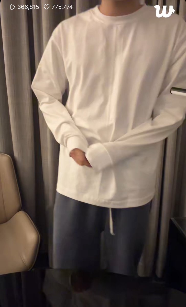 오늘 라이브 명장면 렉이 너무 심해서 벌떡 일어났는데 할 수 있는 일이 없어서 그저 모에소매로 서있는 유우시