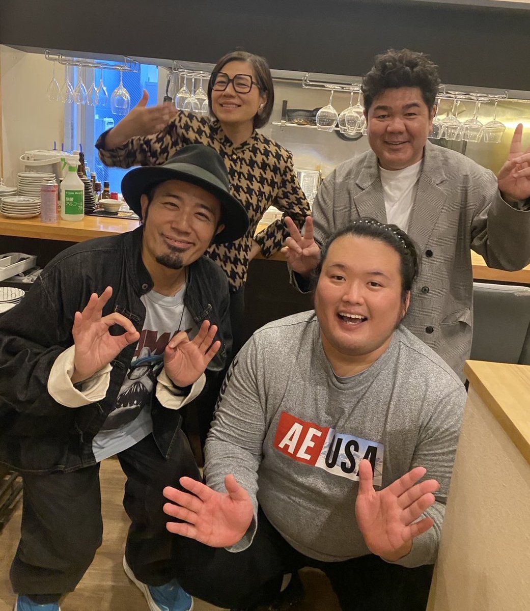 sou_beebangboo's tweet image. ゴリけんさん、青木さやかさん、そしてスタッフもしてくださった福岡のタレントイワモンさんも一緒に打ち上げ打ち上げ
福岡楽しいなぁ。お客様も素敵な方ばかりで終演後僕なんかにたくさん行列作ってくださり嬉しかったです！
今年は何回も来よう(=゜ω゜)ノ