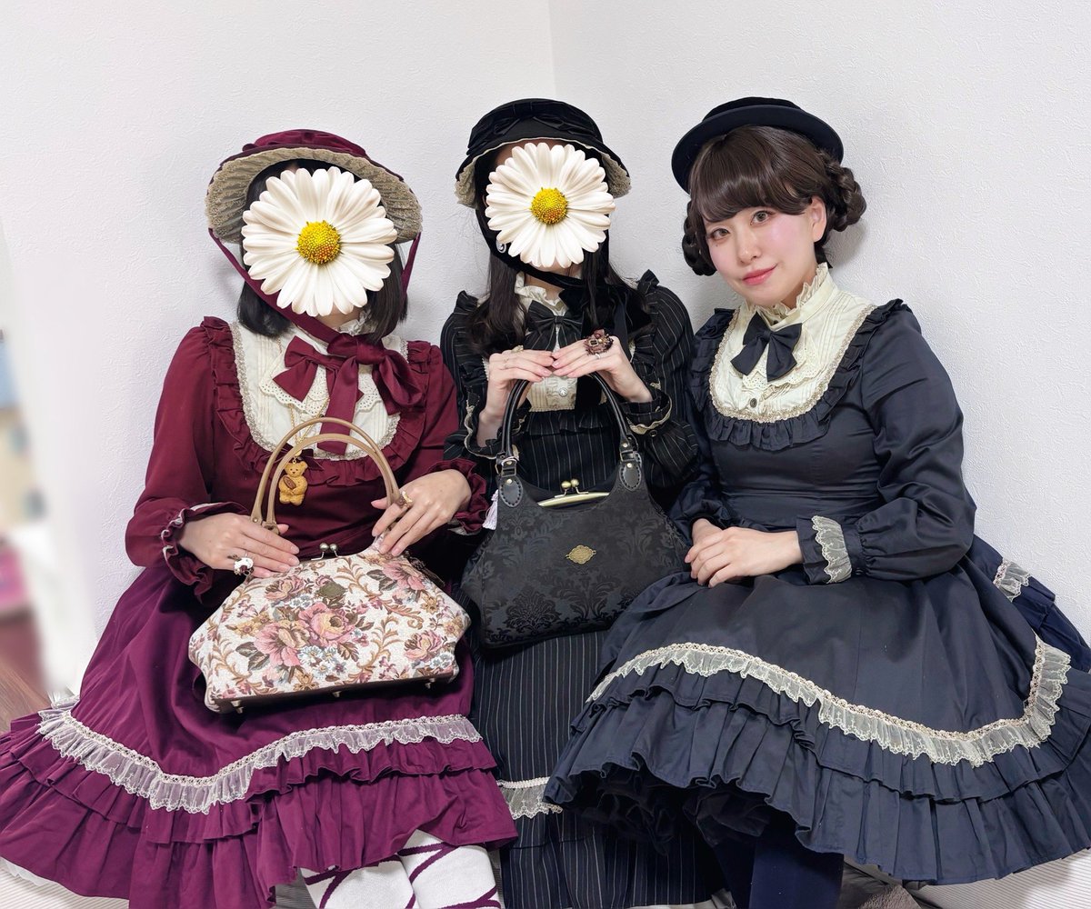 仲良しのママ友ʕ•ᴥ•ʔウチにお越しいただきロリィタ体験会しました🌷
きゃーきゃーはしゃぎながらお洋服や小物を選んでもらい、ポージングさせつつ写真を撮り、ヒーヒー言ってた2人がそのうち慣れ、あっという間の4時間だった笑
写真は最初の1着クラドル三姉妹❤️🖤💙