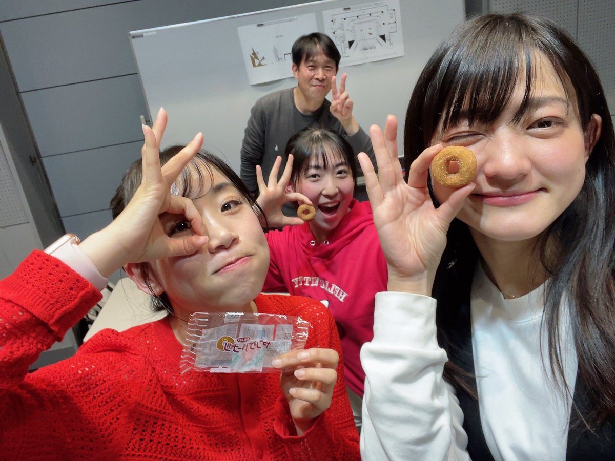 Natsuki0228u_u's tweet image. 今日はFIRE FIGHTERS稽古🔥
ちっぴーにヤングドーナツ🍩で餌付けされました😌ありがとう🤤

今回私、、
広島出身の消防団員の妻として、
広島弁に挑戦させて頂くことになりました🫢🔥役者冥利に尽きる🥺

広島出身である主演でお相手役の森田さんに、広島弁をご指導頂いております。
頑張ります🔥🔥✨