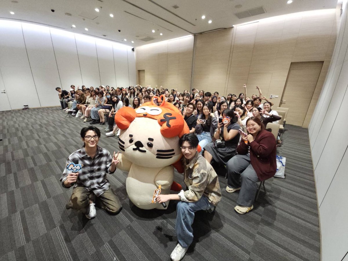 GmmtvShop's tweet image. ซี - คีน และ Nong Nooong ขอบคุณทุกคนที่มาหากันในกิจกรรม Fan Sign งานนายอินทร์สนามอ่านเล่น ตอน อ่านเข้าเส้น(ชัย) วันนี้นะครับ พวกเราดีใจมาก ๆ เลย

@sea_ta_lay @keenkeno_sp @NONG_NOOONG

#สนามอ่านเล่น2026xSeaKeen
#GMMTV