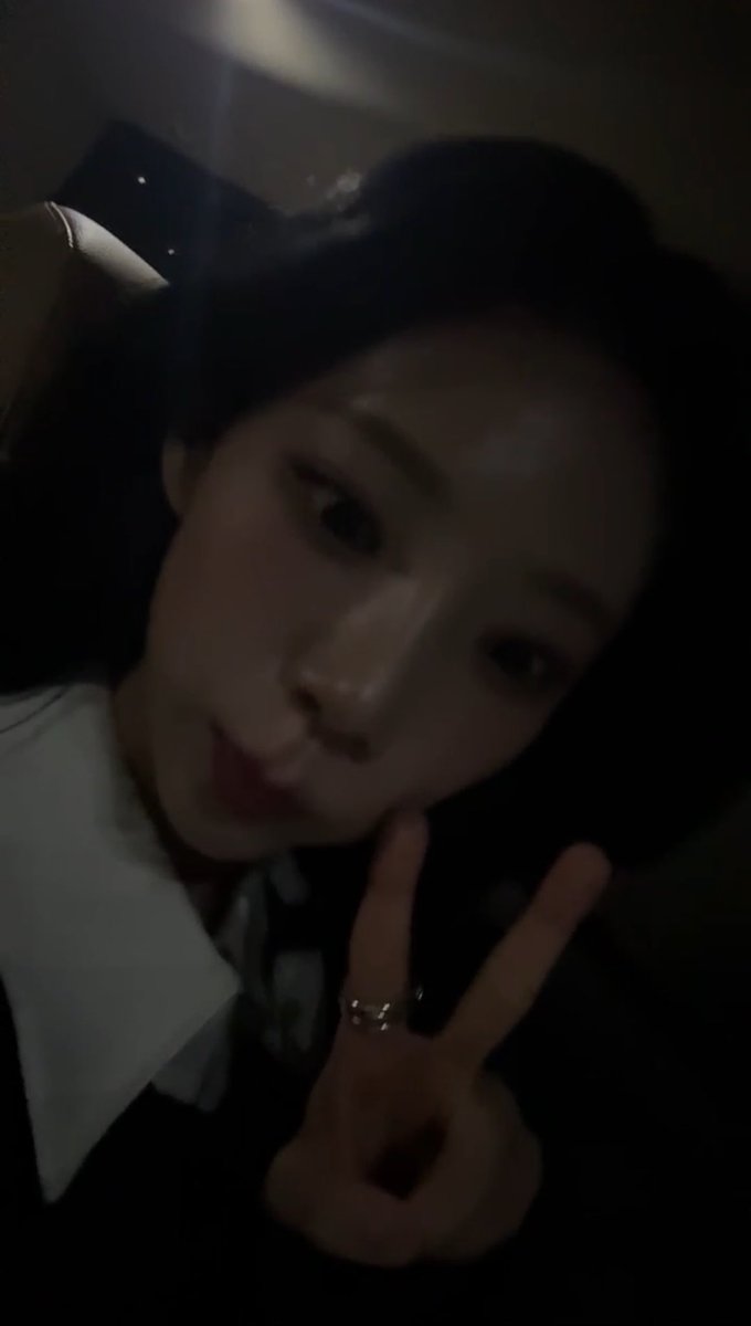 내가 이 얼굴을 오프에서 계속 못보는게 진짜 한탄스러워서 정말 억울해요