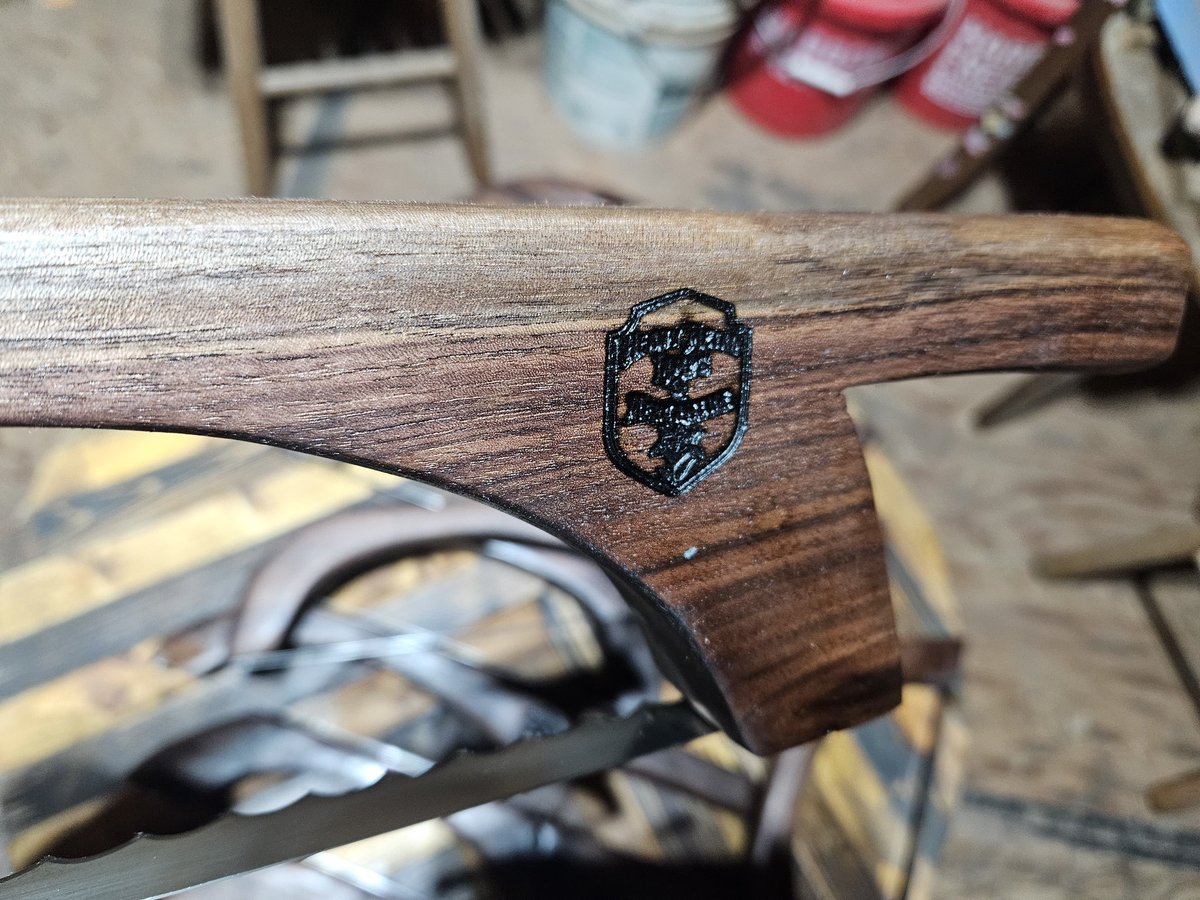 SorAuron's tweet image. Fresh batch of bread saws done!  Also finishing my my label for my home made cutting board butter!  #heavymetallamps #hiveandhatchet #woodwork