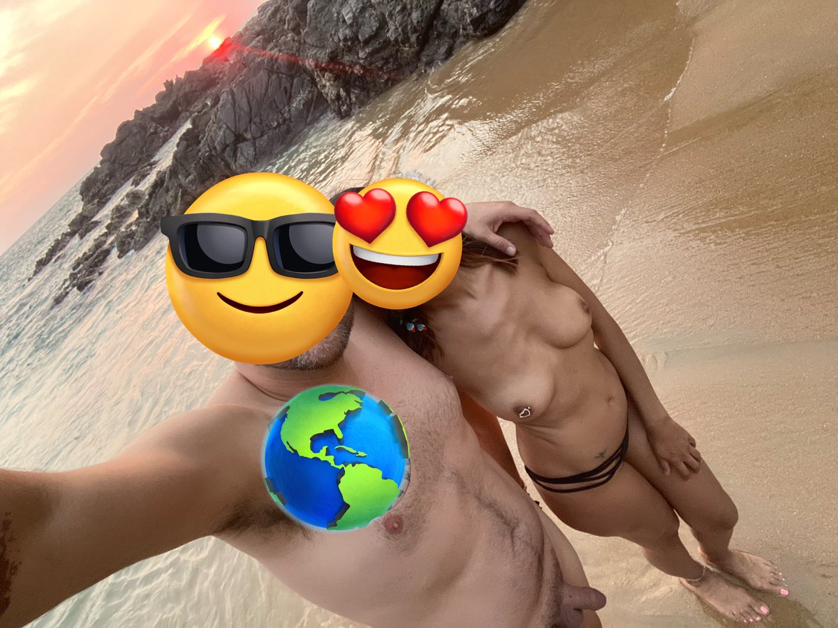En la playa 🏖️ #swinger #nudismo