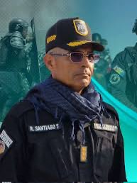 Ulul4r's tweet image. El que acompaña a los GRANKO en la foto es el comandante de la PNB, el General RUBÉN SANTIAGO.