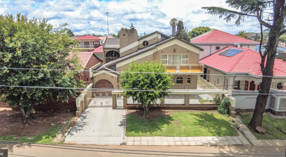 KasiEconomy's tweet image. Pimville is where rich people in Soweto live, and this house is selling for R2.5 million with a view of the Soweto Golf Course.
