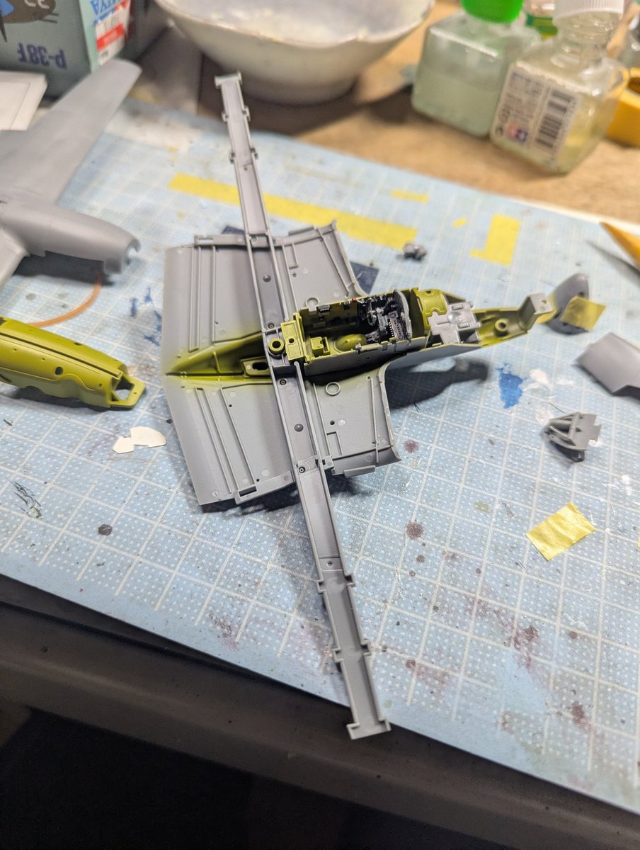 hit26's tweet image. #P38
タミヤ48ライトニング。
部品の合いが凄まじく良いので作るのが超楽しい。
パネルラインで分割しているから継ぎ目が出ないのと角度もパチピタ。