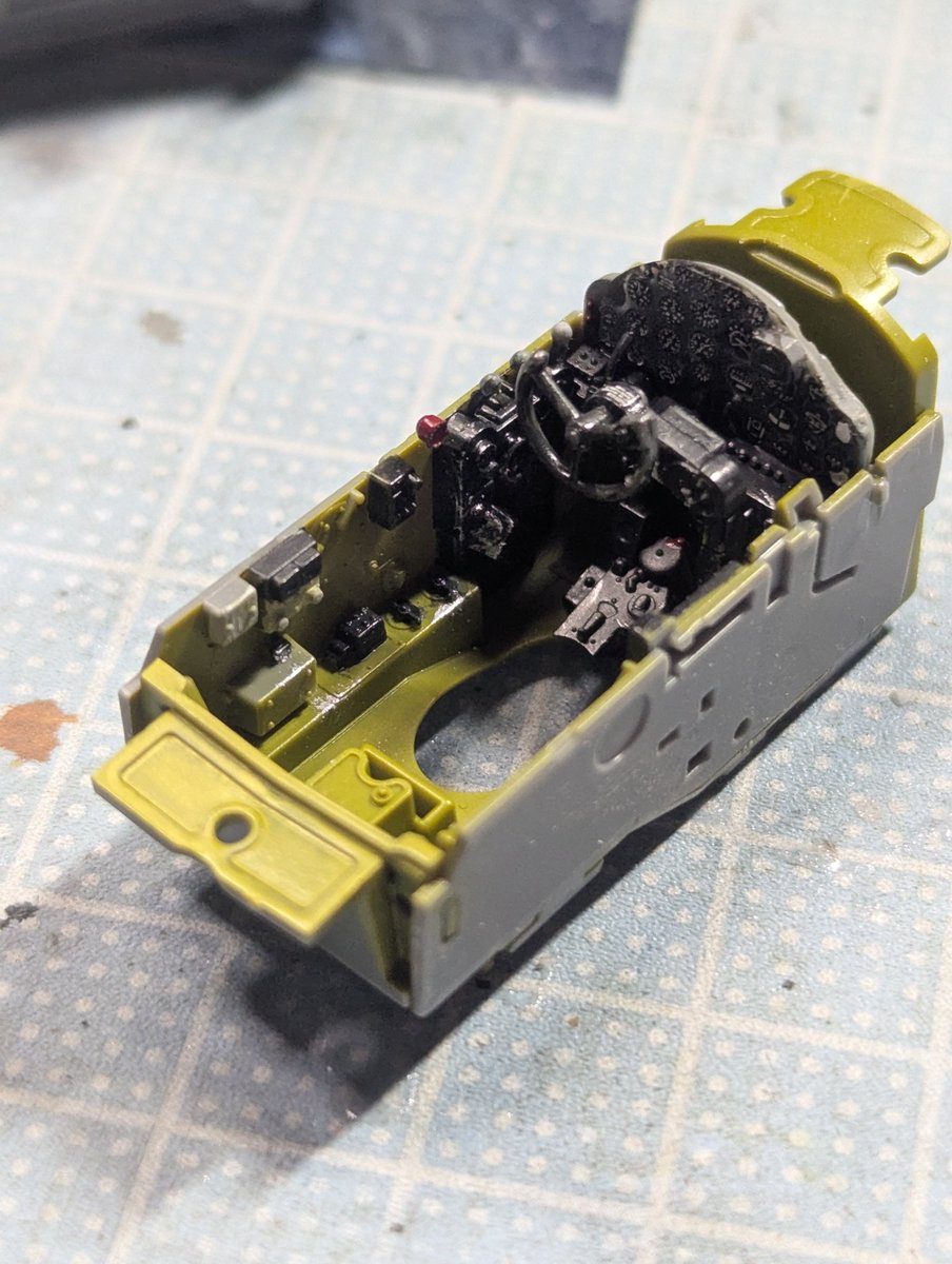 hit26's tweet image. #P38
タミヤ48ライトニング。
部品の合いが凄まじく良いので作るのが超楽しい。
パネルラインで分割しているから継ぎ目が出ないのと角度もパチピタ。