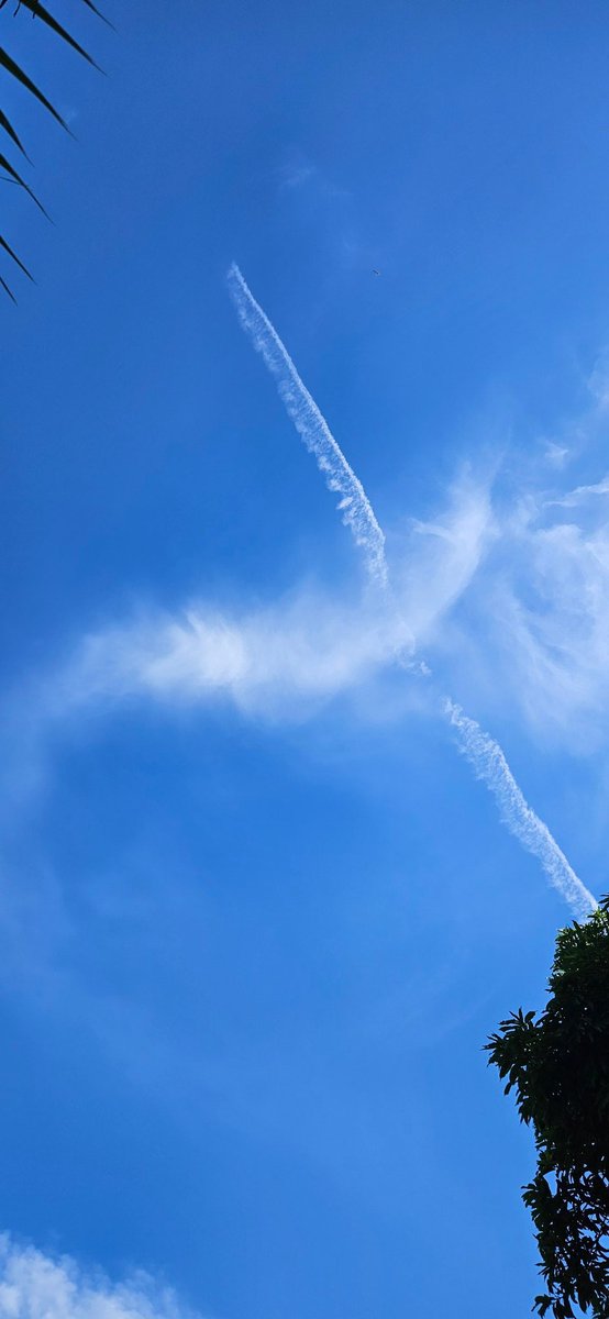 Alguien me podría explicar porque un avión al pasar tendría e ir dejando estela de humo o como se le diga a esto.