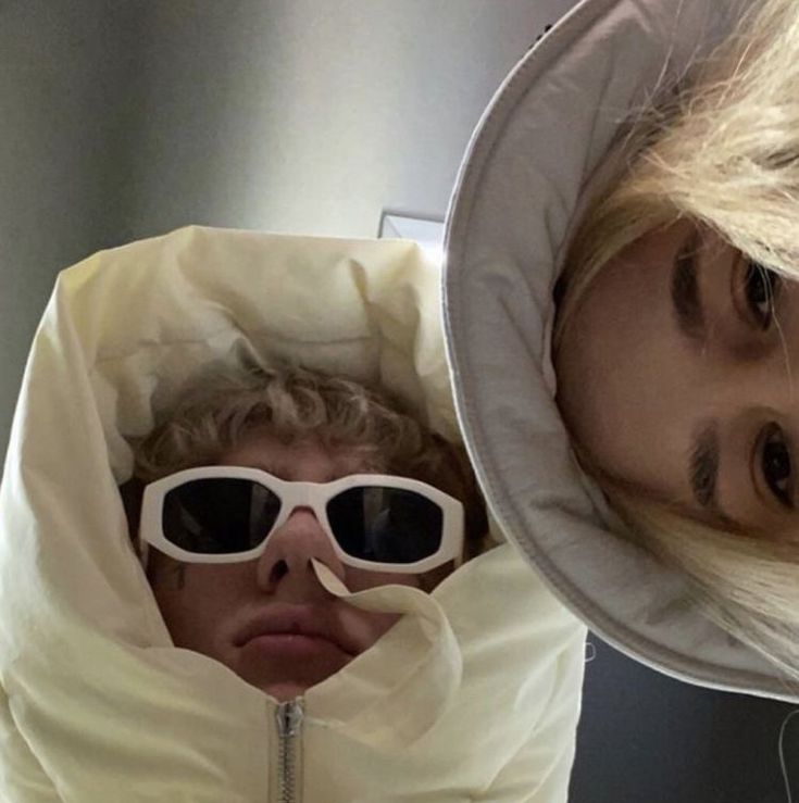 o feliz aniversario hoje, vai pra minha loira favorita desse mundo, te amo cara metade!!! tu é foda, da melhor forma!!! 

apesar tudo, sempre seremos a melhor dupla punk de loiros do mundk!!! te amo!!! 🤘🤘