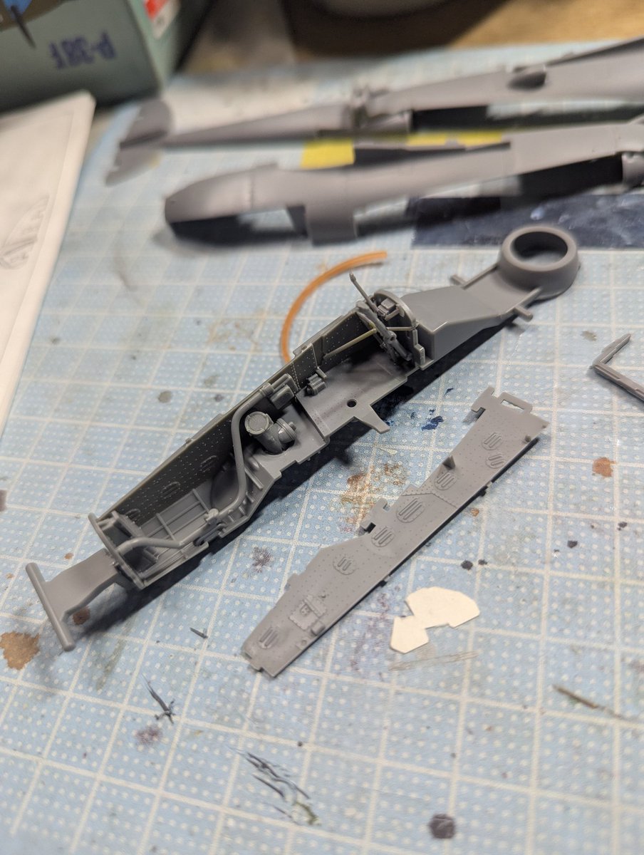 hit26's tweet image. #P38
脚収納庫の分割も立体パズルみたいで凄い。