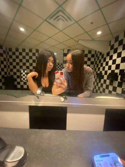 Chinna2WETT's tweet photo. Wataa 😍

Girl on girl content?? https://t.co/MWr1AL8gAL