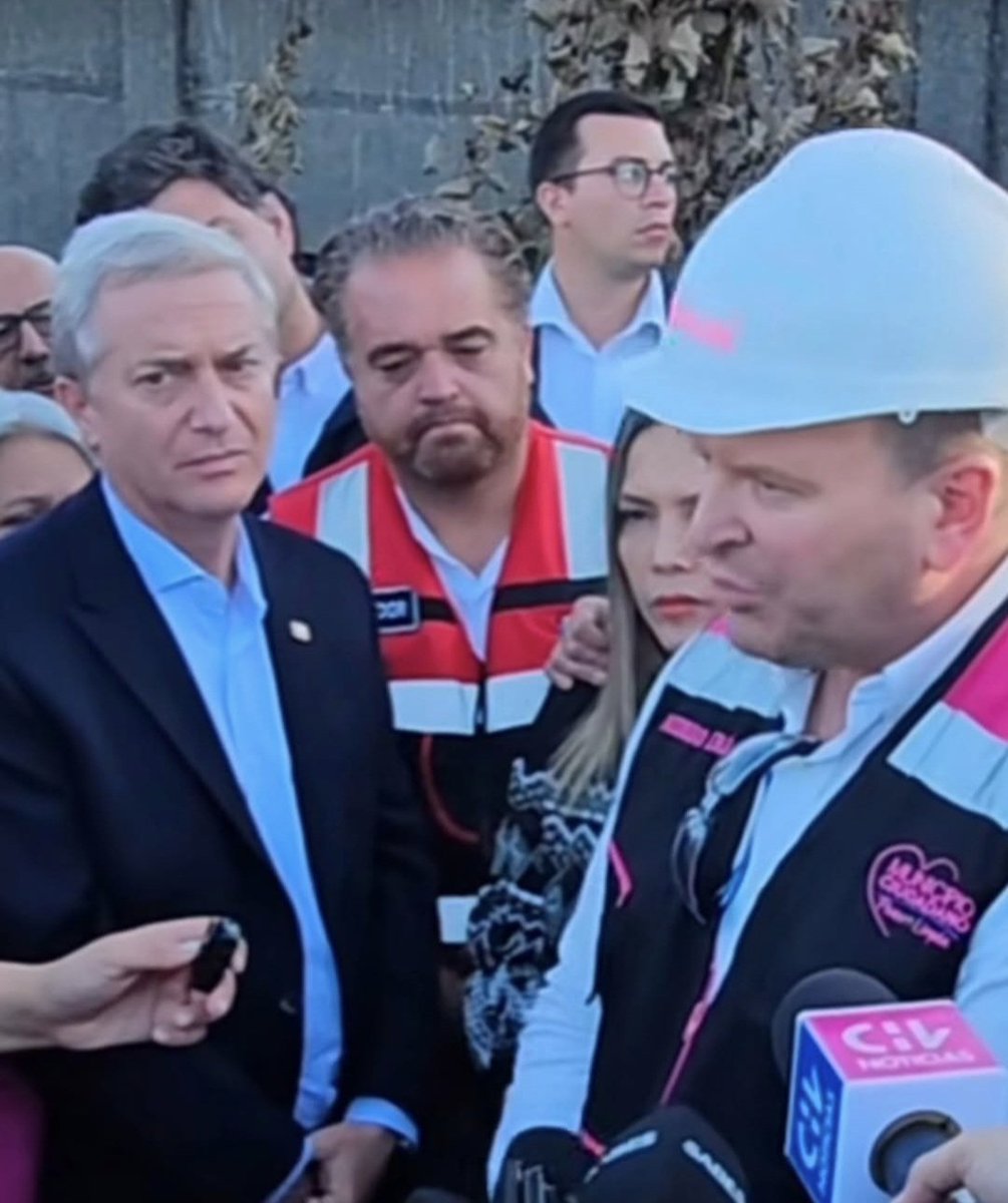 Elchemmsito2_0's tweet image. Ir a una zona de catástrofe con terno, camisa blanca y zapatos bien lustrados solo demuestra una alergia a la pala tremenda. #MesaCentral #renunciakast #PrimerPlanoCHV #GabineteDePuraMierda