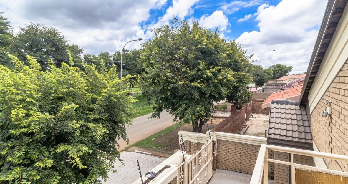 KasiEconomy's tweet image. Pimville is where rich people in Soweto live, and this house is selling for R2.5 million with a view of the Soweto Golf Course.