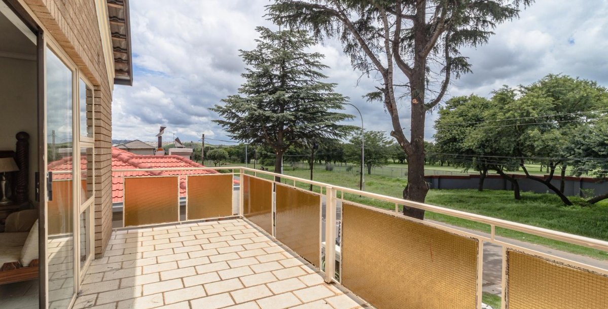 KasiEconomy's tweet image. Pimville is where rich people in Soweto live, and this house is selling for R2.5 million with a view of the Soweto Golf Course.